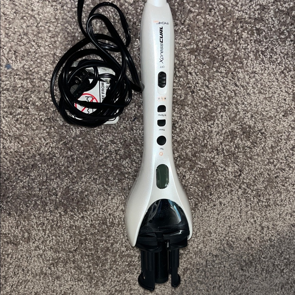 Tyche White and Black Hair Curler